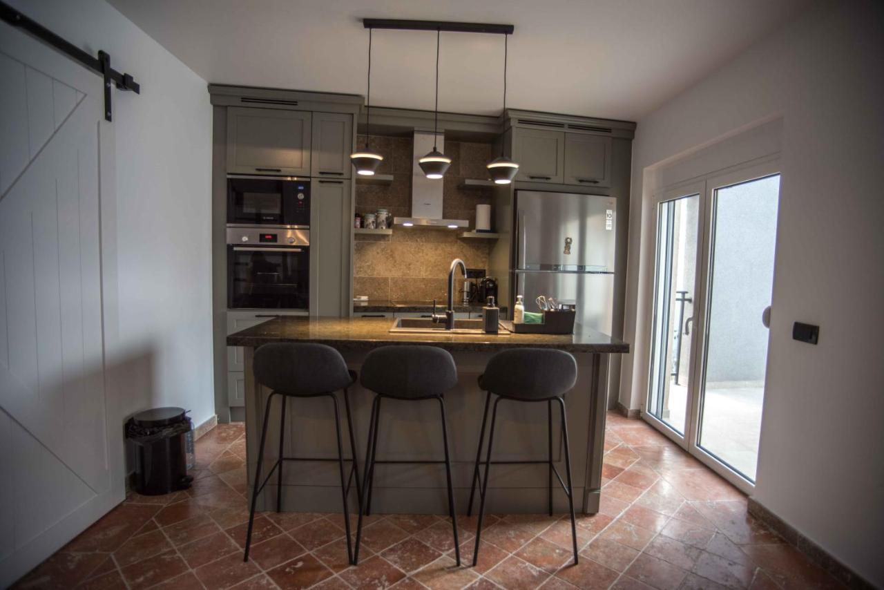 Modern Waterfront 3-Bed Apartment Donja Kostanjica Exterior photo